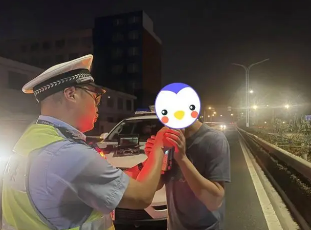 吃完兩顆“楊梅”開車，臺(tái)州一男子攤上事了！交警一查還有大問題！