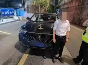 被查酒駕，他趕走代駕繼續(xù)開車，剛一轉(zhuǎn)角又碰上了執(zhí)勤交警