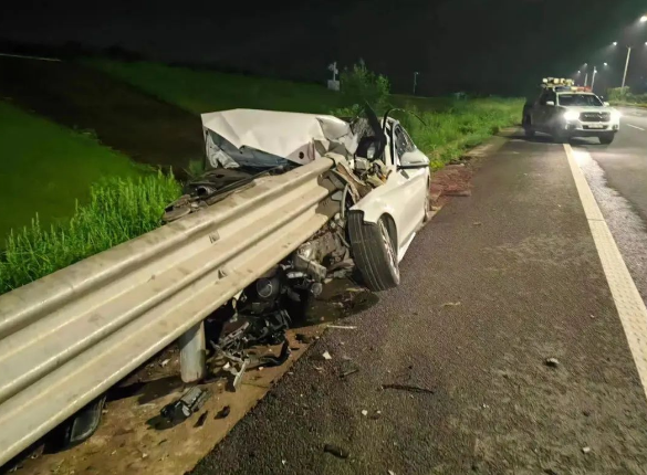 酒駕后別簽字，有用嗎？深夜，車頭“劈”成兩半！人不報警，車報了警......