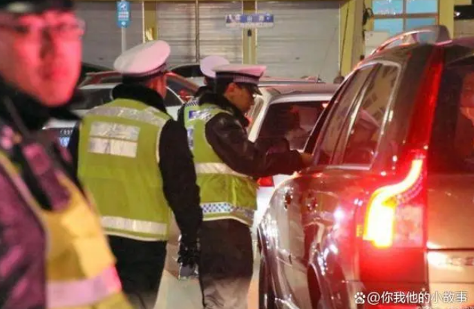 酒后叫代駕遇交警，河北男子大方打招呼并主動接受檢測