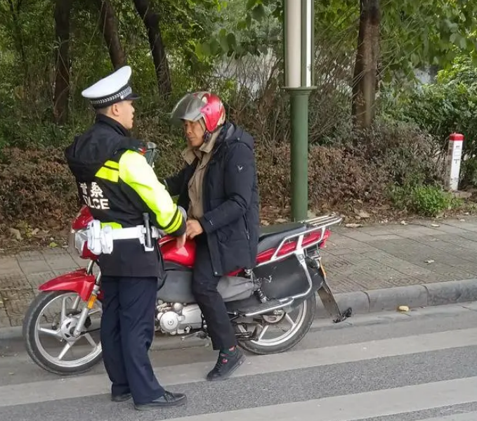查處酒駕，只為大家的出行保駕護(hù)航